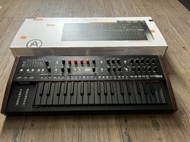 Vends Arturia Minifreak Edition Stellar sous garantie, flancs en bois, avec licence MiniFreak V - 575 €