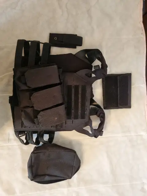 Gilet tactique Airsoft / Plate Carrier noir équipé – MOLLE + poches