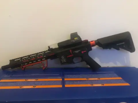 Réplique Airsoft M4 / AR-15 Custom Noire et Rouge + Accessoires
