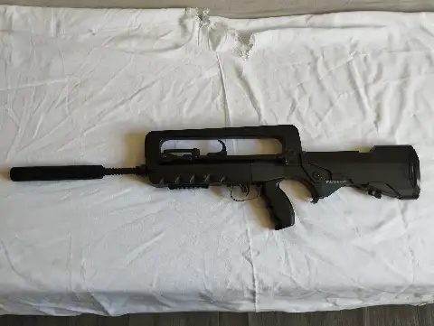 Famas F1 Cybergun/Cyma