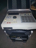 Akai MPC2000XL, avec lecteur de cartes multiformats, dont SD-miroSD, et flight s