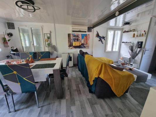 Mobil-home-chalet sur terrain de loisir au Castellet