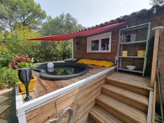 Mobil-home-chalet sur terrain de loisir au Castellet