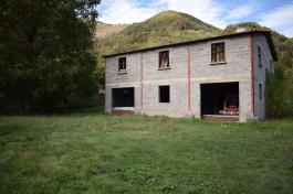 Terrain avec un hangar agricole