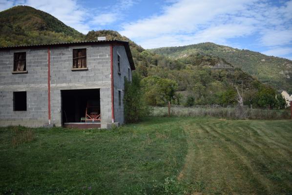 Terrain avec un hangar agricole