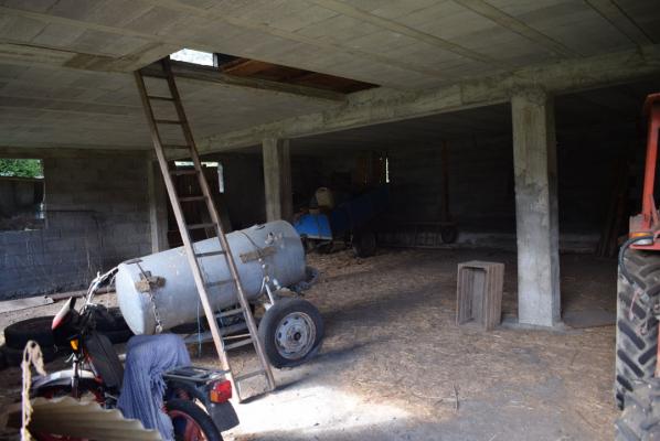 Terrain avec un hangar agricole