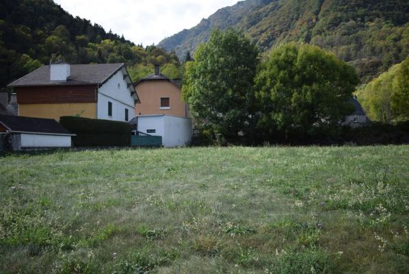 Terrain avec un hangar agricole