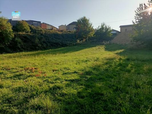 A PRISSE PROCHE MACON BEAU TERRAIN A BATIR DE 1 600 M² ENV NON