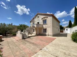 Saint-Mitre-les-Remparts : Maison de type 6 avec garage sur une