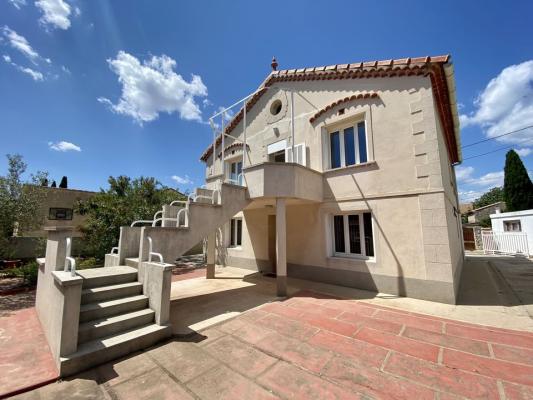 Saint-Mitre-les-Remparts : Maison de type 6 avec garage sur une