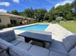 Maison contemporaine de 259 m2 avec piscine et pool house