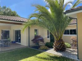 Maison contemporaine de 259 m2 avec piscine et pool house