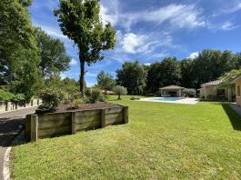 Maison contemporaine de 259 m2 avec piscine et pool house