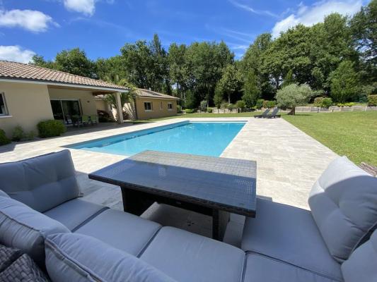 Maison contemporaine de 259 m2 avec piscine et pool house