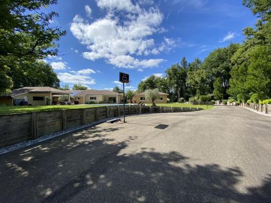 Maison contemporaine de 259 m2 avec piscine et pool house