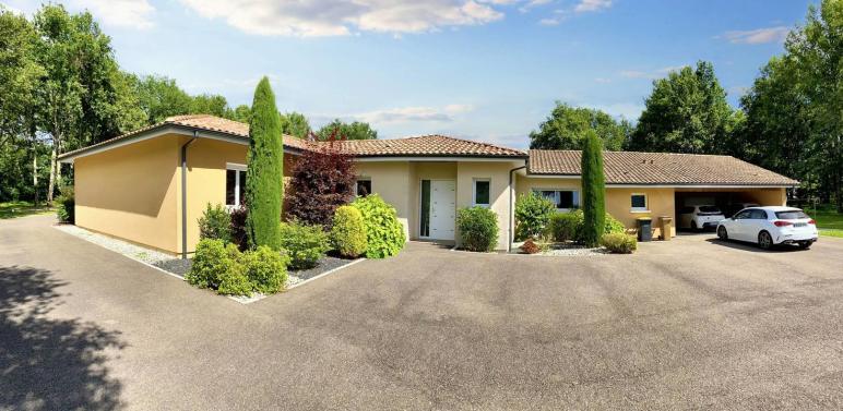 Maison contemporaine de 259 m2 avec piscine et pool house