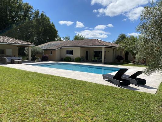 Maison contemporaine de 259 m2 avec piscine et pool house