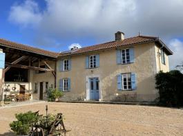 FERME RESTAURÉE TYPE T4  AVEC DÉPENDANCE ET PYRÉNÉES