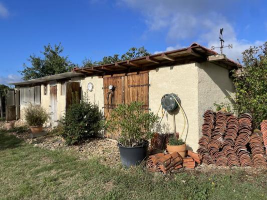 FERME RESTAURÉE TYPE T4  AVEC DÉPENDANCE ET PYRÉNÉES