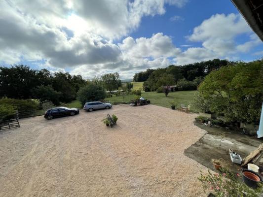 FERME RESTAURÉE TYPE T4  AVEC DÉPENDANCE ET PYRÉNÉES