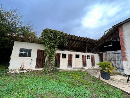 FERME RESTAURÉE TYPE T4  AVEC DÉPENDANCE ET PYRÉNÉES