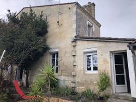 MAISON DE VILLE DEUX ETAGES JARDIN ET GRAND GARAGE