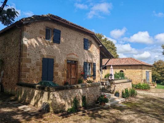 ANCIENNE FERME GASCONNE DE 340 M2 AVEC DÉPENDANCES