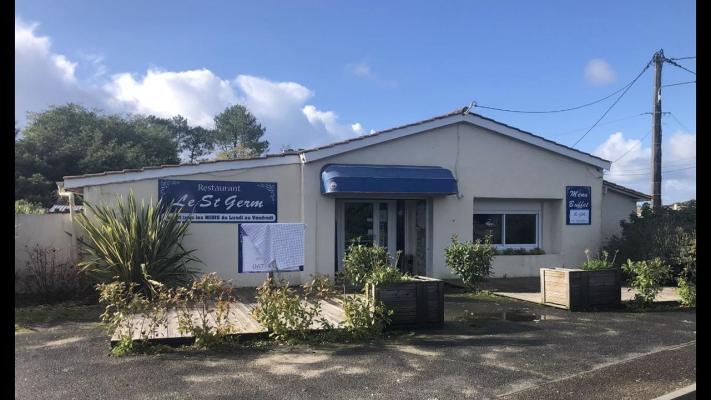 RESTAURANT ET SA MAISON PISCINE ET GRAND JARDIN