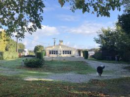 RESTAURANT ET SA MAISON PISCINE ET GRAND JARDIN