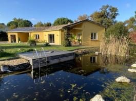 Pavillon de plain-pied de 96 m2 avec piscine naturelle