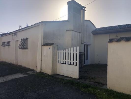 MAISON DE VILLE AVEC COUR ET GARAGE