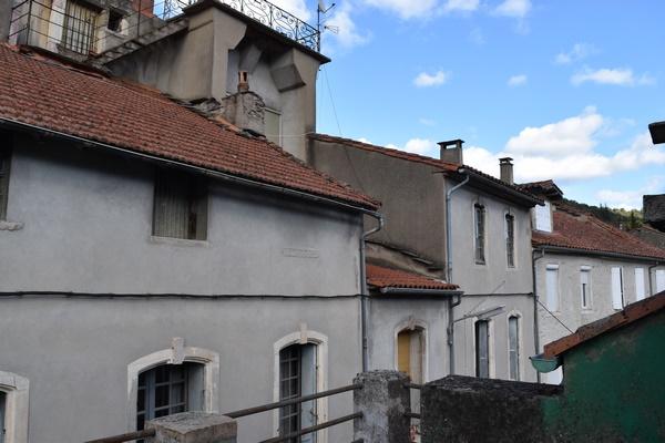 APPARTEMENT + LOCAL  ANCIEN COMMERCE 80 M²  CV ST PONS DE THOMIE