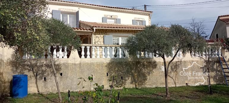 Magnifique maison en pierre quatre chambres avec piscine