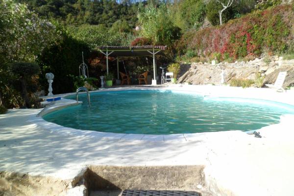 Magnifique maison en pierre quatre chambres avec piscine