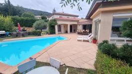 Grande villa familiale de 320m² sur un terrain arboré de 1795m² avec piscine