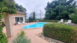 Grande villa familiale de 320m² sur un terrain arboré de 1795m² avec piscine