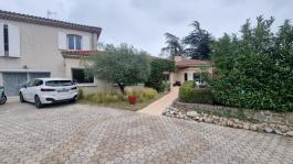 Grande villa familiale de 320m² sur un terrain arboré de 1795m² avec piscine