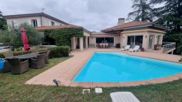 Grande villa familiale de 320m² sur un terrain arboré de 1795m² avec piscine