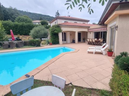 Grande villa familiale de 320m² sur un terrain arboré de 1795m² avec piscine