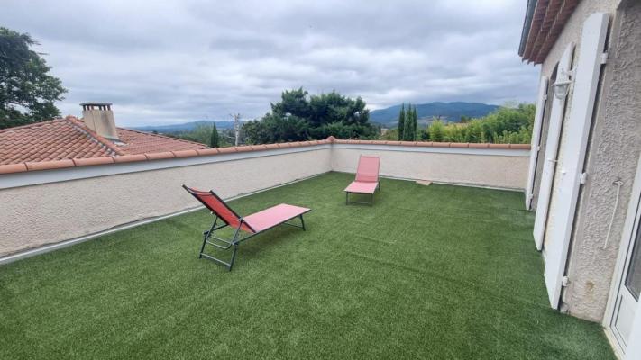 Grande villa familiale de 320m² sur un terrain arboré de 1795m² avec piscine