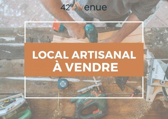 Dépôt-local avec porte sectionnelle métallique et vitrine