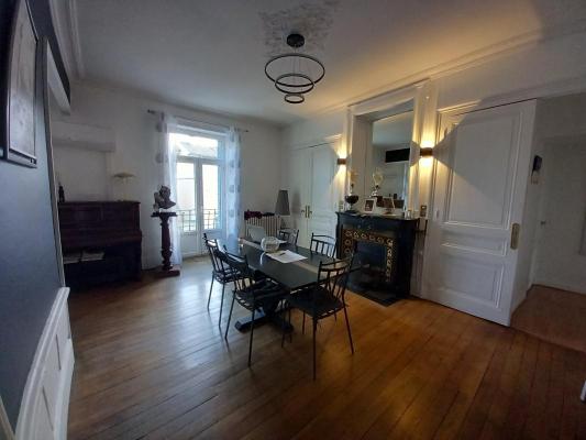 BEL APPARTEMENT BOURGEOIS T5 DANS MAISON  AVEC JARDIN COMMUN