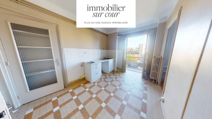 Firminy, dans bel immeuble, appartement type 3 avec balcon et garage