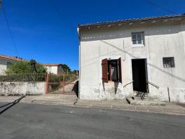 Maison de ville à rénover à Civray