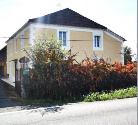 Beaumarches : Maison Ancienne Rénovée avec Grand Terrain Clos