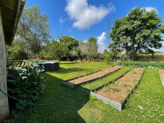 Beaumarches : Maison Ancienne Rénovée avec Grand Terrain Clos