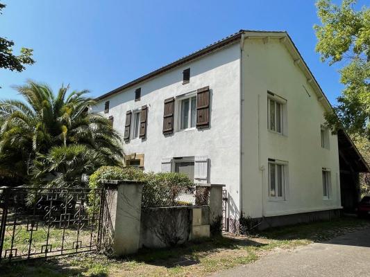 Plaisance : maison de caractère avec jardin et dépendances centre-ville