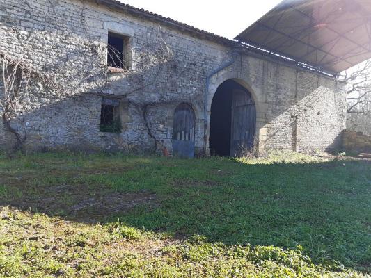 Ancien corps de ferme 140m² hab + 280m² dépendances