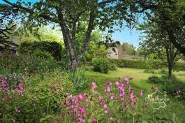 Trés jolie Maison Familiale en Pierre sur Terrain entièremen