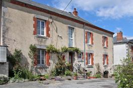 Trés jolie Maison Familiale en Pierre sur Terrain entièremen